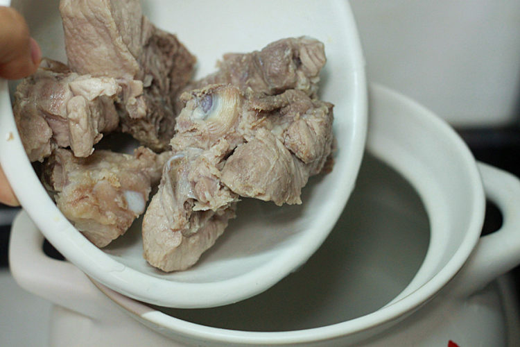 黑豆当归排骨汤步骤5