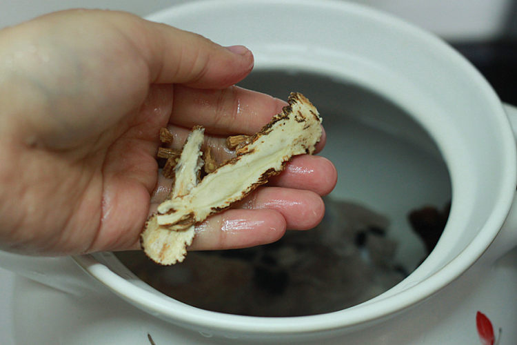 黑豆当归排骨汤步骤7