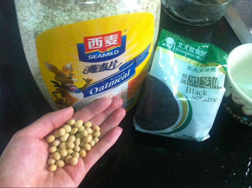 黄豆黑芝麻豆浆步骤1