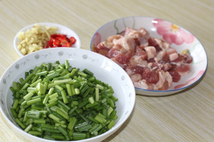 韭菜苔炒肉步骤1