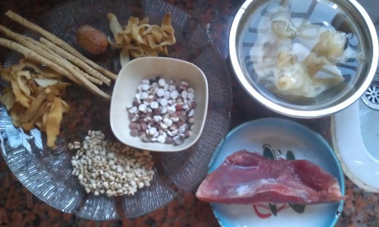 花胶炖瘦肉步骤1