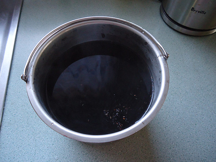 黑米黑豆粥步骤7