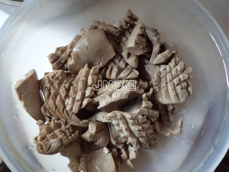 黄瓜洋葱炝腰花步骤3