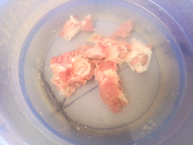 骨头黑豆汤步骤1