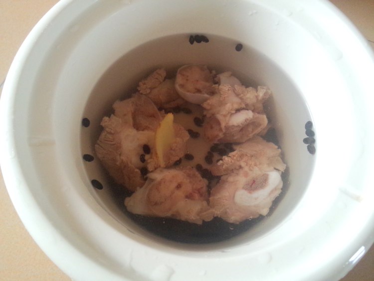 骨头黑豆汤步骤7