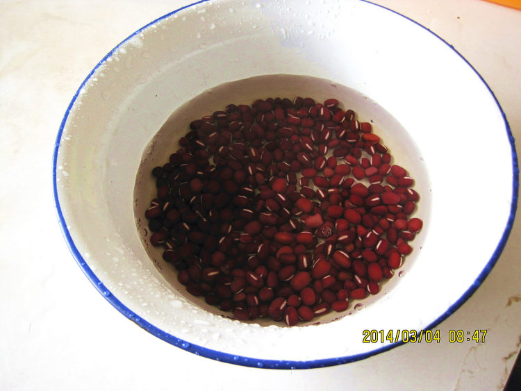 红豆薏米养生粥步骤1