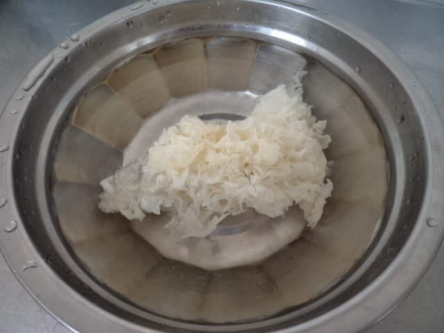 莲子红豆银耳羹步骤2