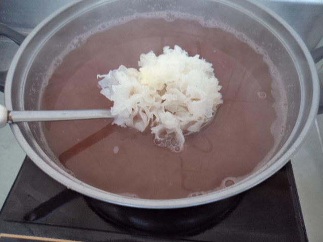 莲子红豆银耳羹步骤6