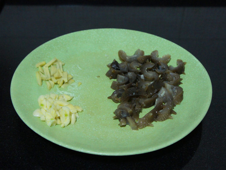 油豆板栗煨海参步骤5