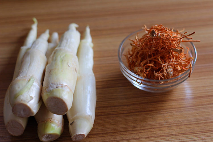 虫草花炒茭白步骤1
