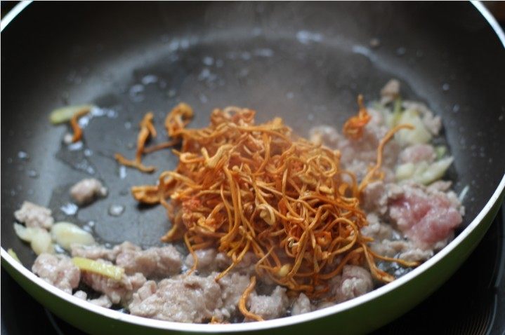 虫草花炒茭白步骤8