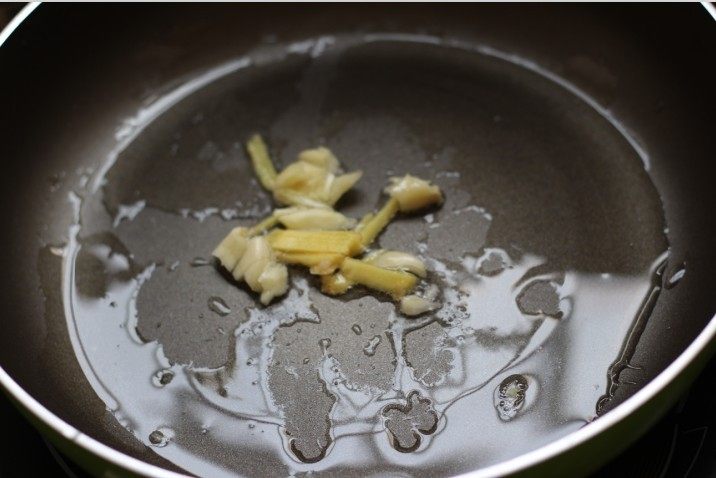 虫草花炒茭白步骤6