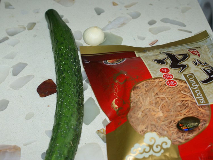 虫草花拌黄瓜步骤1