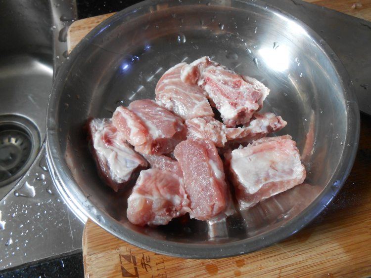 红枣黑豆排骨汤步骤1