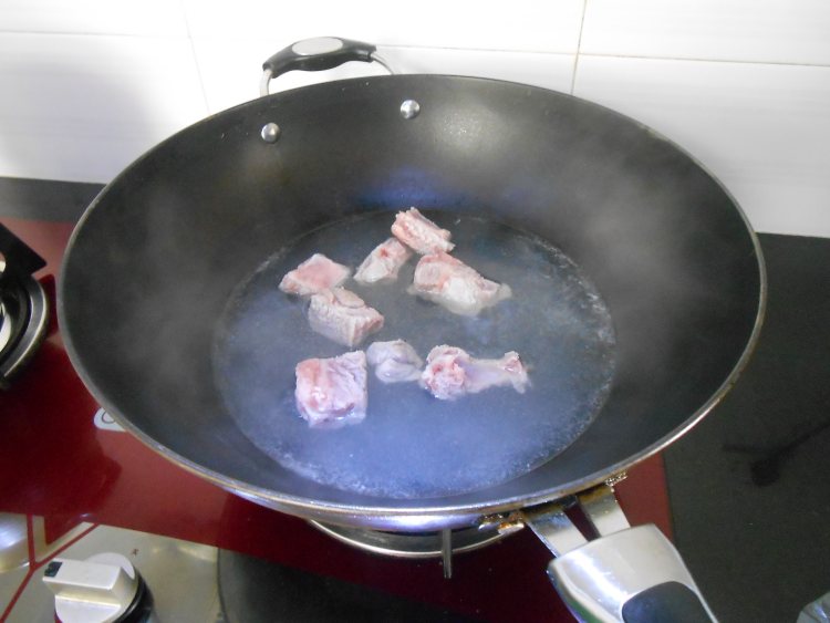 红枣黑豆排骨汤步骤2