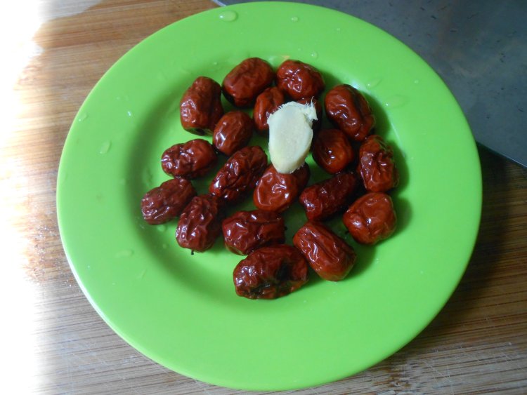红枣黑豆排骨汤步骤3