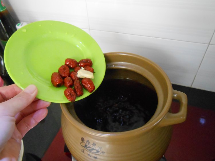 红枣黑豆排骨汤步骤5
