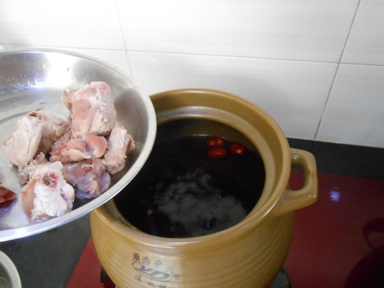 红枣黑豆排骨汤步骤6