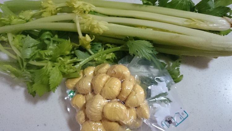 板栗炒芹菜步骤1
