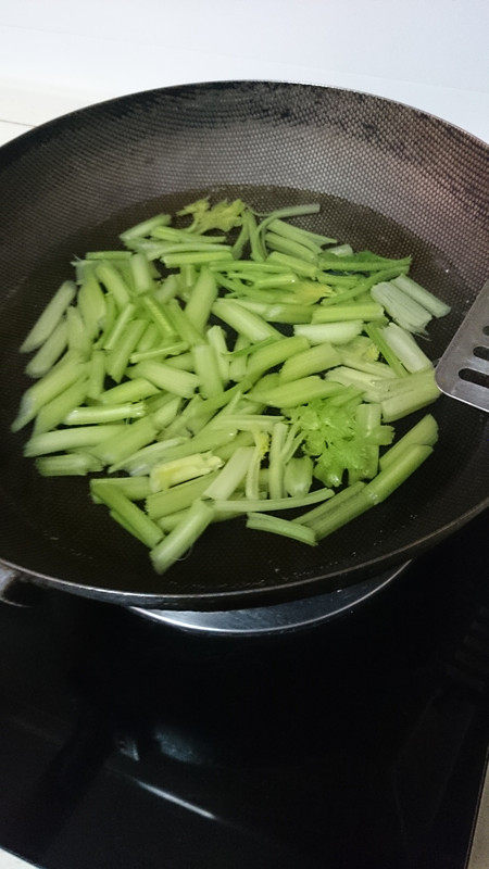 板栗炒芹菜步骤5
