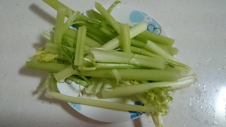 板栗炒芹菜步骤3