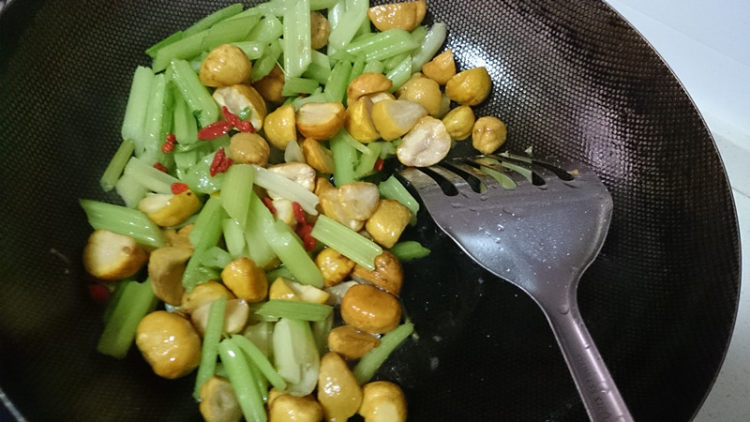 板栗炒芹菜步骤10