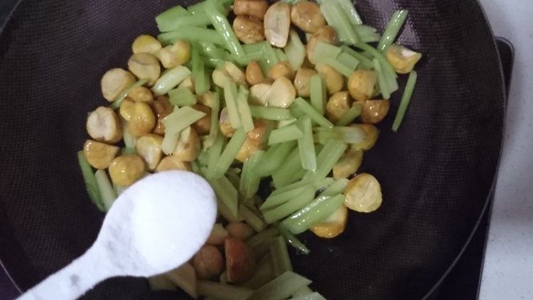 板栗炒芹菜步骤9