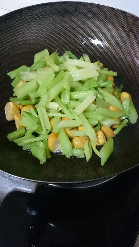 板栗炒芹菜步骤8
