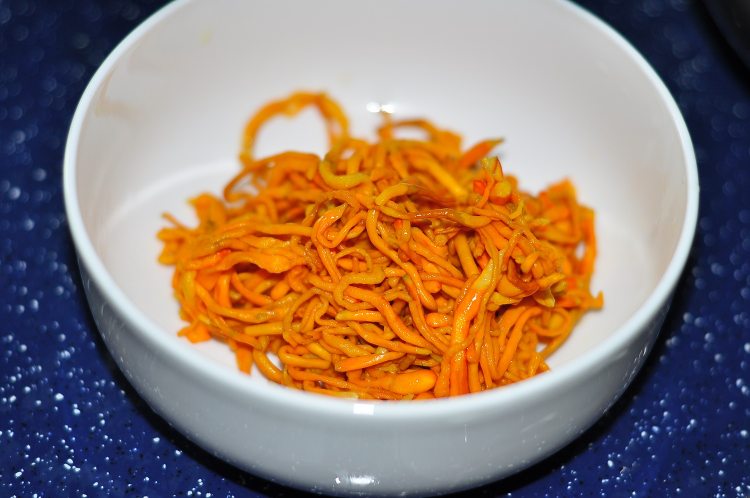 肉丝炒虫草花步骤3