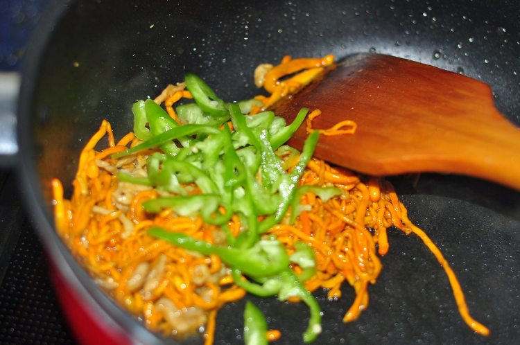 肉丝炒虫草花步骤8