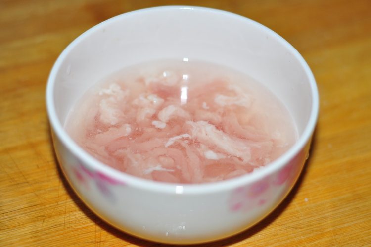 肉丝炒虫草花步骤5