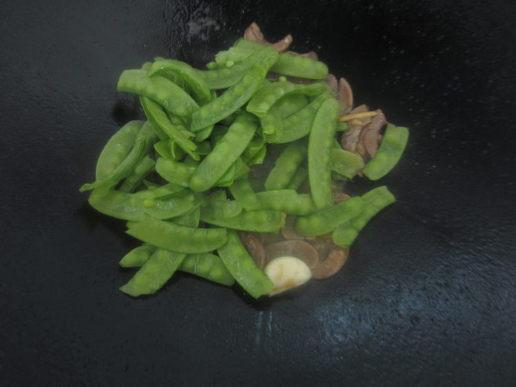 荷兰豆炒腰花步骤7