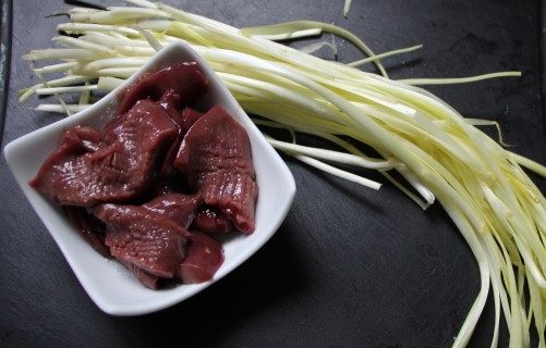 韭黄炒腰花步骤1