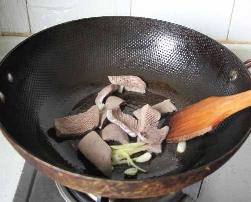 韭黄炒腰花步骤6
