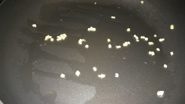 核桃炒虾仁步骤6