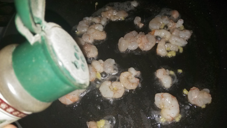 核桃炒虾仁步骤10
