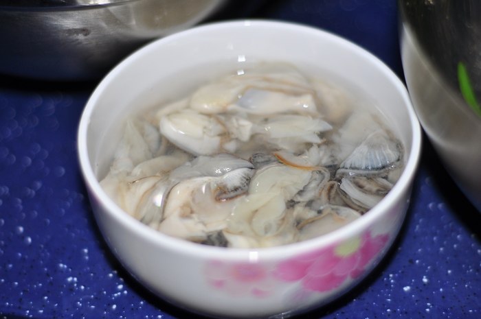 皮蛋牡蛎粥步骤1