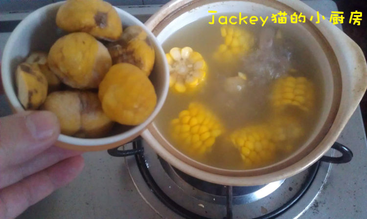 玉米板栗排骨汤步骤6