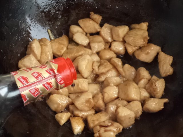 油焖栗子鸡步骤7