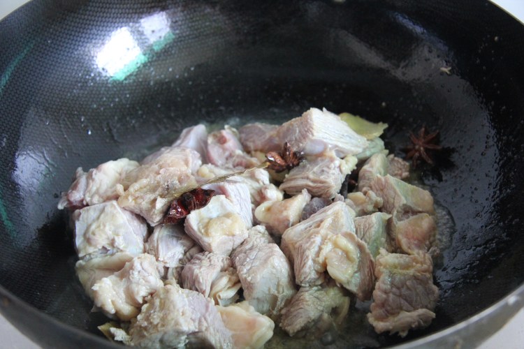 板栗焖牛腩步骤4