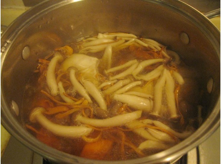 蟹味菇虫草花鸡汤步骤8