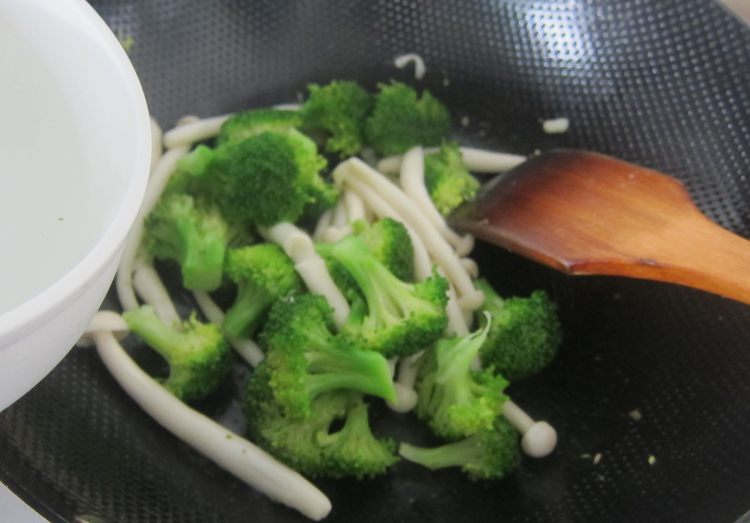 腰花西兰花菌菇汤步骤5
