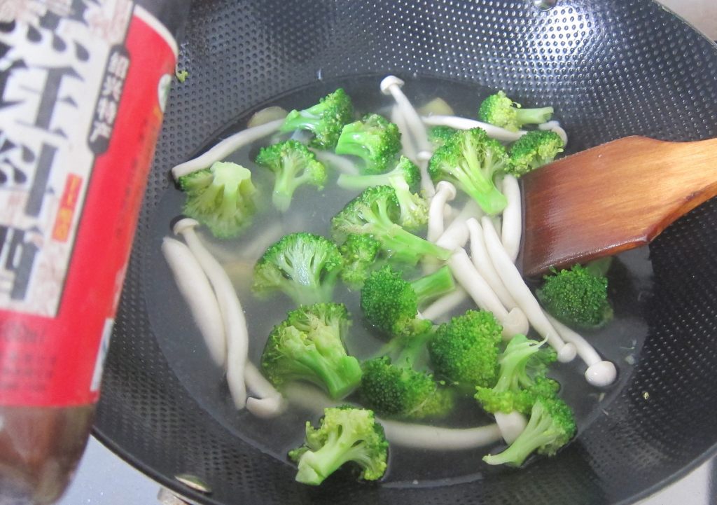 腰花西兰花菌菇汤步骤6