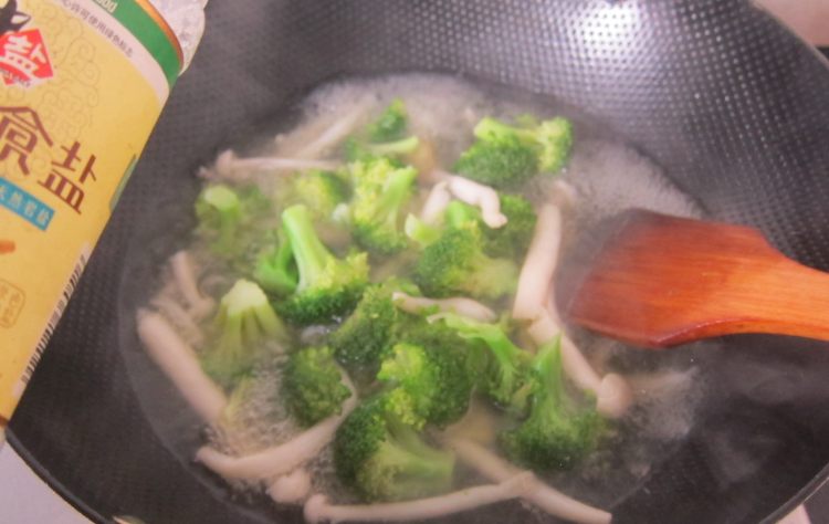 腰花西兰花菌菇汤步骤7