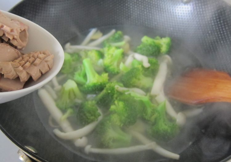 腰花西兰花菌菇汤步骤8