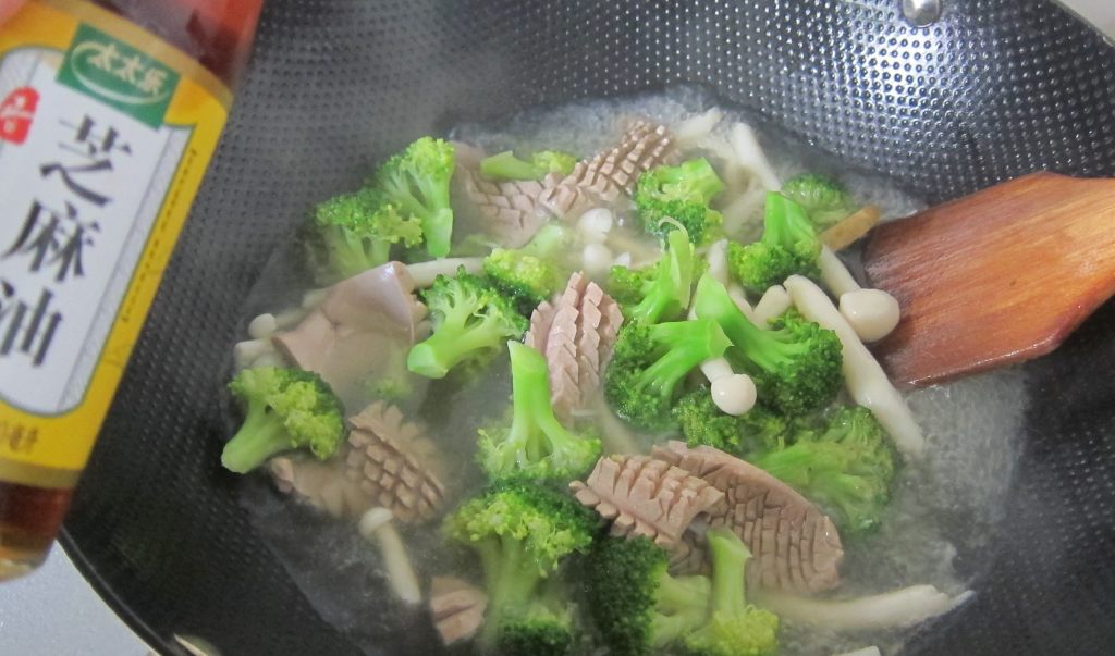腰花西兰花菌菇汤步骤9