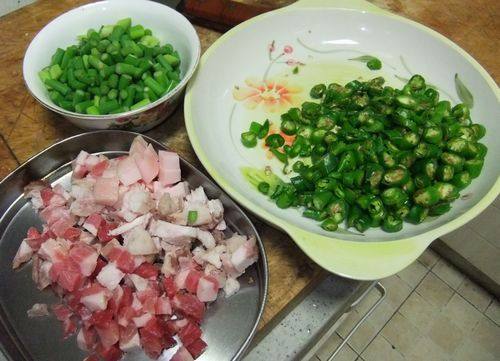 尖椒蒜薹肉末步骤1