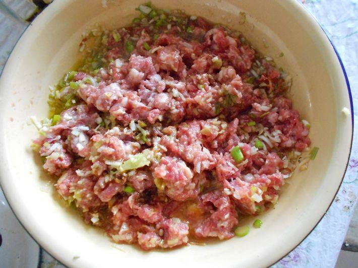 猪肉葱花馅饼步骤1