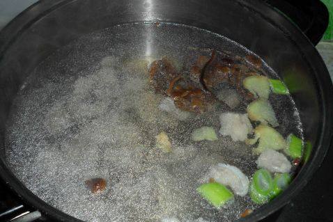 胡萝卜茶树菇汤步骤4