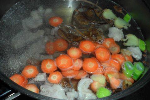 胡萝卜茶树菇汤步骤5